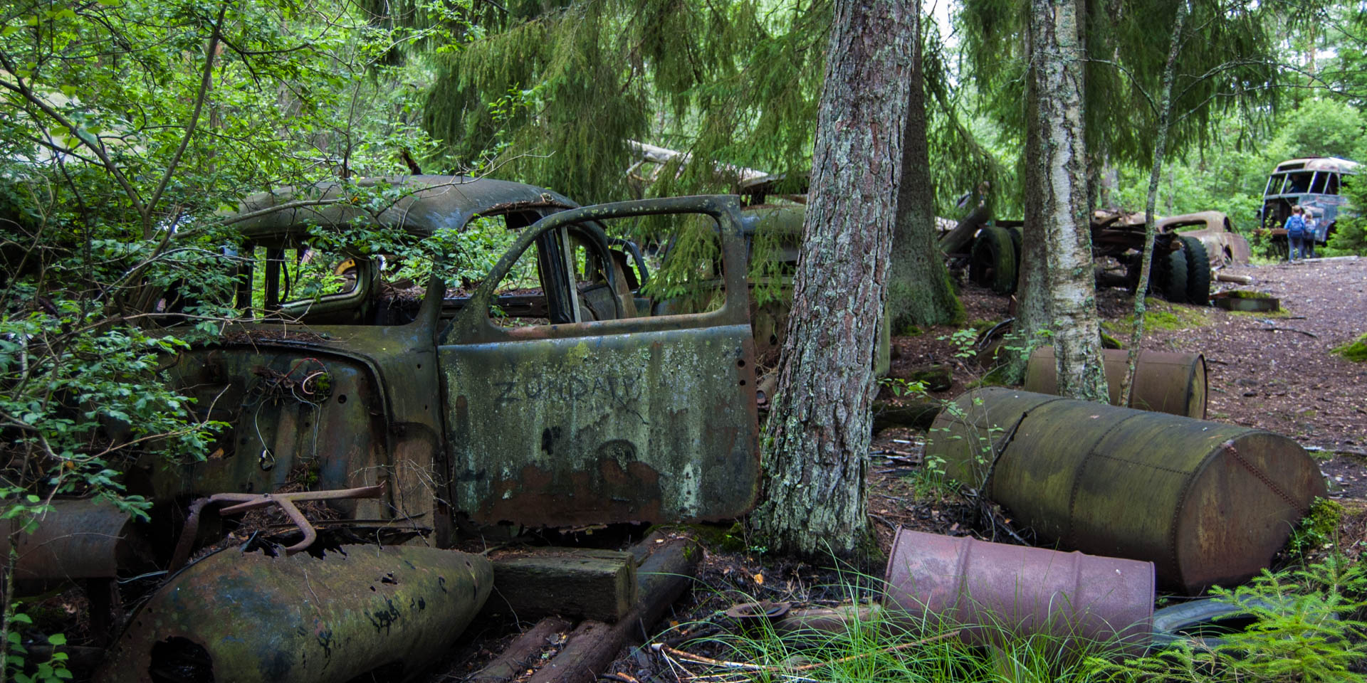 Bilkyrkogården Kyrkö Mosse - Car graveyard near Ryd | GuidebookSweden