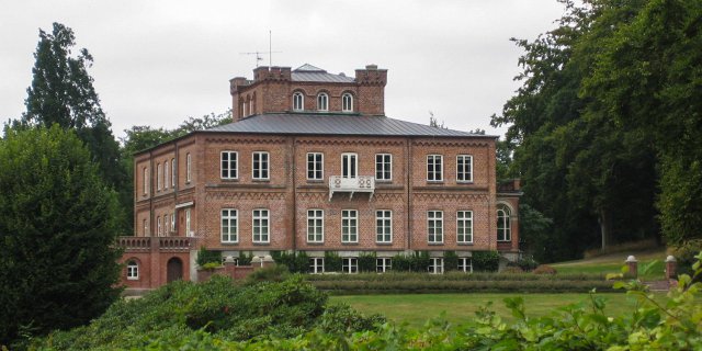 Charlottenlunds Slott - Mansion near Svarte | GuidebookSweden